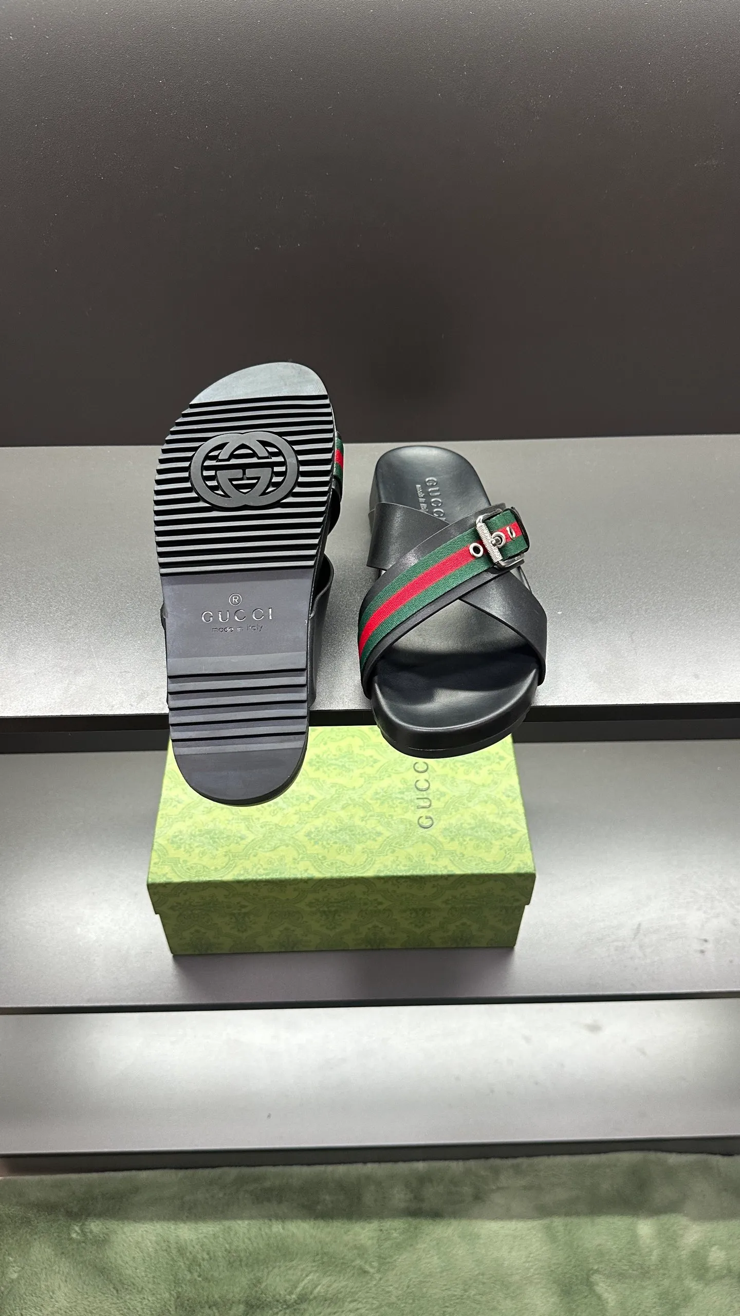 [G Home New Style] P: 300💰Men's size 39~45, (46. Customized) This slipper is made of GG polyester fiber and is decorated with a Gucci label on the front, which adds a striking logo feel to the style. "Gucci Made in Italy" stamped label Rubber sole Flat Made in Italy
